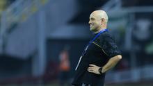 Pelatih Persebaya Surabaya, Bernardo Tavares, tampak kecewa setelah ditaklukkan Madura United pada lanjutan BRI Super League 2025/2026 di Stadion Gelora Bung Tomo Jumat (17/4/2026). (Bola.com/M Iqbal Ichsan)