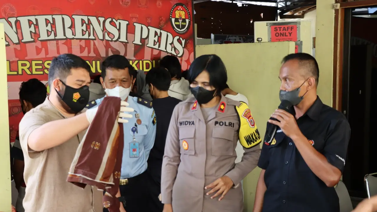 Polisi tunjukan Barang Bukti Sarung