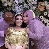 Via Vallen dalam prosesi siraman (Sumber: Vidio.com)