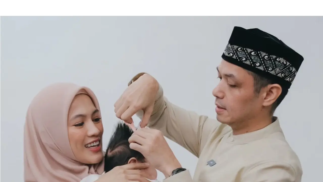 6 Potret Akikah Anak Ketiga Alyssa Soebandono dan Dude Harlino, Penuh Khidmat