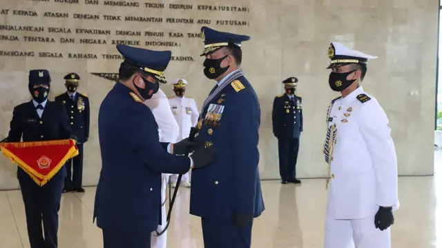 Panglima TNI memberikan tanda kehormatan bintang angkatan kelas utama kepada KSAL dan KSAU