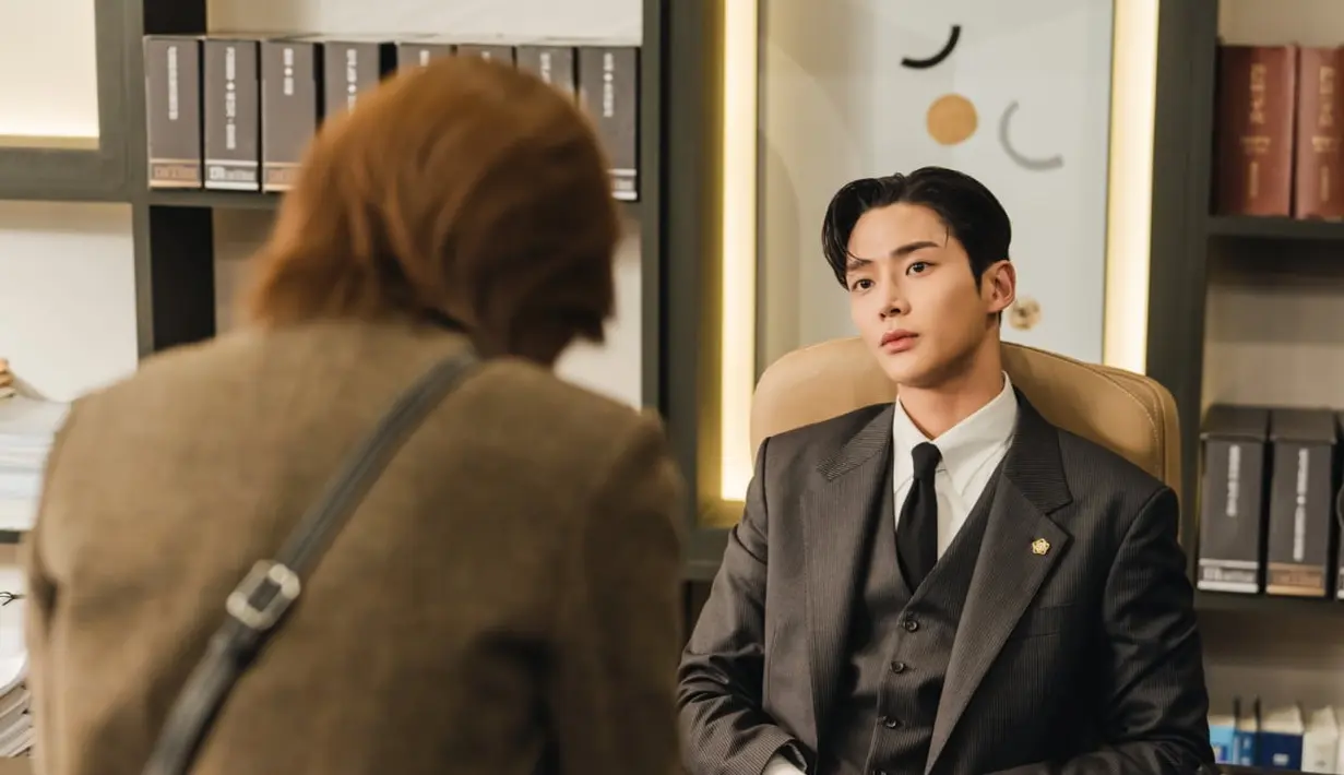 Namun, Jang Shin Yu tampak tidak tertarik saat ia ketahuan sedang menatap Lee Hong Jo dengan dingin, membangkitkan rasa penasaran penonton tentang pertemuan pertama mereka. (JTBC via Soompi)