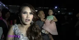 Menjadi ibu tunggal, membuat Ayu Ting Ting banyak mengalami cobaan selama belakangan ini. Seperti apa cerita suka duka Ayu di tahun 2015 dan rencana Ayu di tahun 2016?