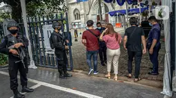 Polisi bersenjata melakukan pejagaan saat misa Minggu Paskah di Gereja Katedral, Jakarta, Minggu (4/4/2021). Pengamanan diperketat menyusul serangkaian aksi teror bebarapa waktu terakhir, yakni di Gereja Katedral Makassar dan Mabes Polri. (Liputan6.com/Faizal Fanani)