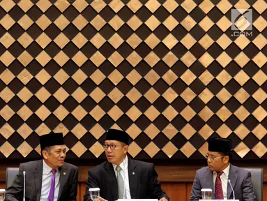 Menteri Agama Lukman Hakim Saifuddin memimpin jalannya Sidang Isbat di Kementerian Agama, Jakarta, Jumat (26/5). Sidang tersebut digelar secara tertutup di Kantor Kementerian Agama Jalan MH Thamrin, Jakarta Pusat. (Liputan6.com/JohanTallo)