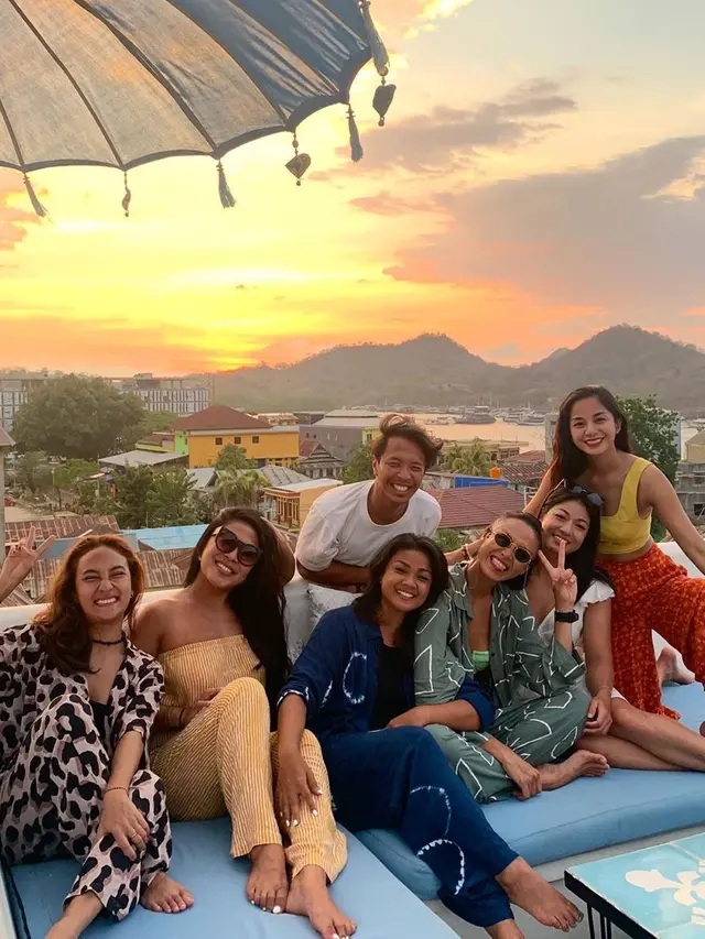 6 Potret Terbaru Naomi Zaskia dengan Kulit Eksotis, Manis Banget