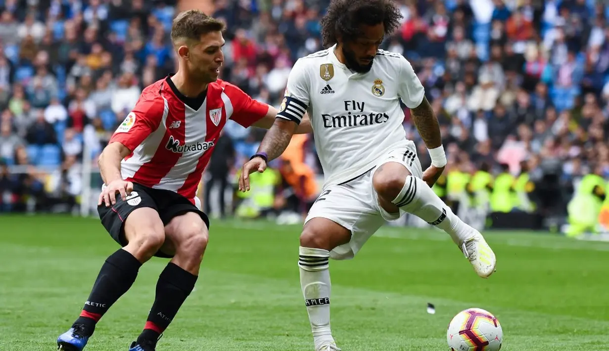 Aksi bek sayap Real Madrid, Marcelo pada laga lanjutan La Liga di pekan ke-33 yang berlangsung di Stadion Santiago Bernabeu, Madrid, Minggu (21/4). Real Madrid menang 3-0 atas Bilbao. (AFP/Gabriel Bouys)