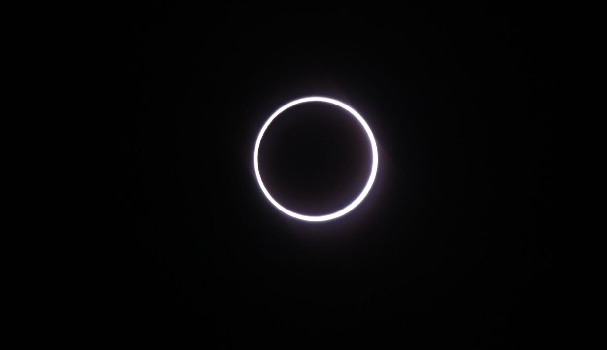 Potret gerhana matahari cincin yang menghiasi langit La Reunion, Samudera Hindia, Kamis (1/9). Beberapa kota di luar negeri menjadi saksi dari gerhana Matahari cincin alias solar eclipse ini. (AFP PHOTO/Richard BOUHET)