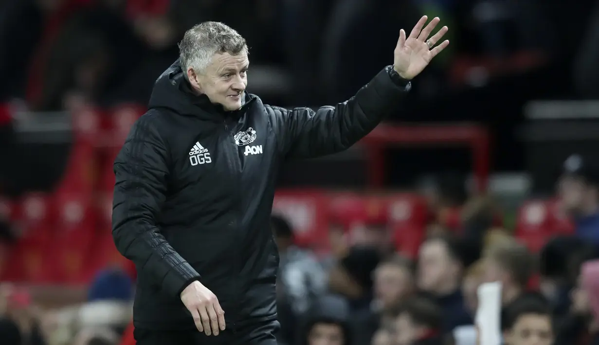 Pelatih Manchester United, Ole Gunnar Solskjaer menyapa para suporter usai pertandingan melawan Colchester United pada perempat final Piala Liga Inggris di Old Trafford (18/12/2019). MU menang telak 3-0 atas Colchester United dan melaju ke semifinal. (AP Photo/Jon Super)