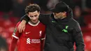 Pelatih Liverpool, Jurgen Klopp berbincang dengan pemain Liverpool, Curtis Jones pada laga perempat final Carabao Cup 2023/2024 di Anfield, Liverpool, Inggris, Kamis (21/12/2023) dini hari WIB. (AFP/Oli Scarff)