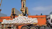 Direktur Utama Perum BULOG Budi Waseso dalam proses pembongkaran kapal beras impor yang baru sandar di Pelabuhan Tanjung Priok, Jakarta Utara pada kamis (12/10/2023). (Ayu/Merdeka.com)