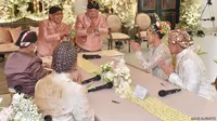 Putra bungsu Presiden Joko Widodo, Kaesang Pangarep dan Erina Gudono menyapa Menteri Sekretaris Negara Pratikno dan Menteri Pekerjaan Umum dan Perumahan Rakyat Basuki Hadimuljono saat prosesi akad nikah mereka di Royal Ambarrukmo, Sleman, D.I Yogyakarta, Sabtu (9/12/2022). Mensesneg Pratikno bertindak sebagai saksi dari pihak mempelai wanita, sedangkan Menteri Basuki Hadimuljono sebagai saksi pihak mempelai pria. (FOTO: Agus Suparto/Biro Pers Istana Kepresidenan)