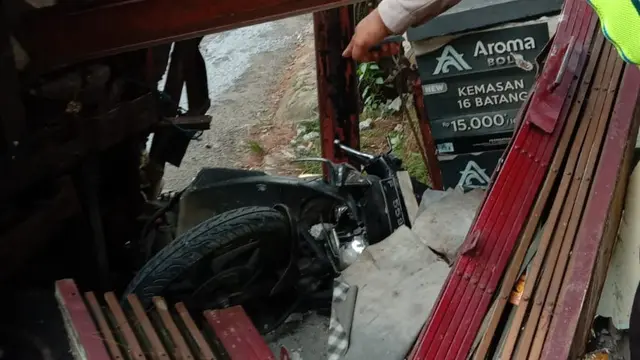 Truk sampah milik Dinas Lingkungan Hidup (DLH) Kota Bogor terguling di Kota Bogor