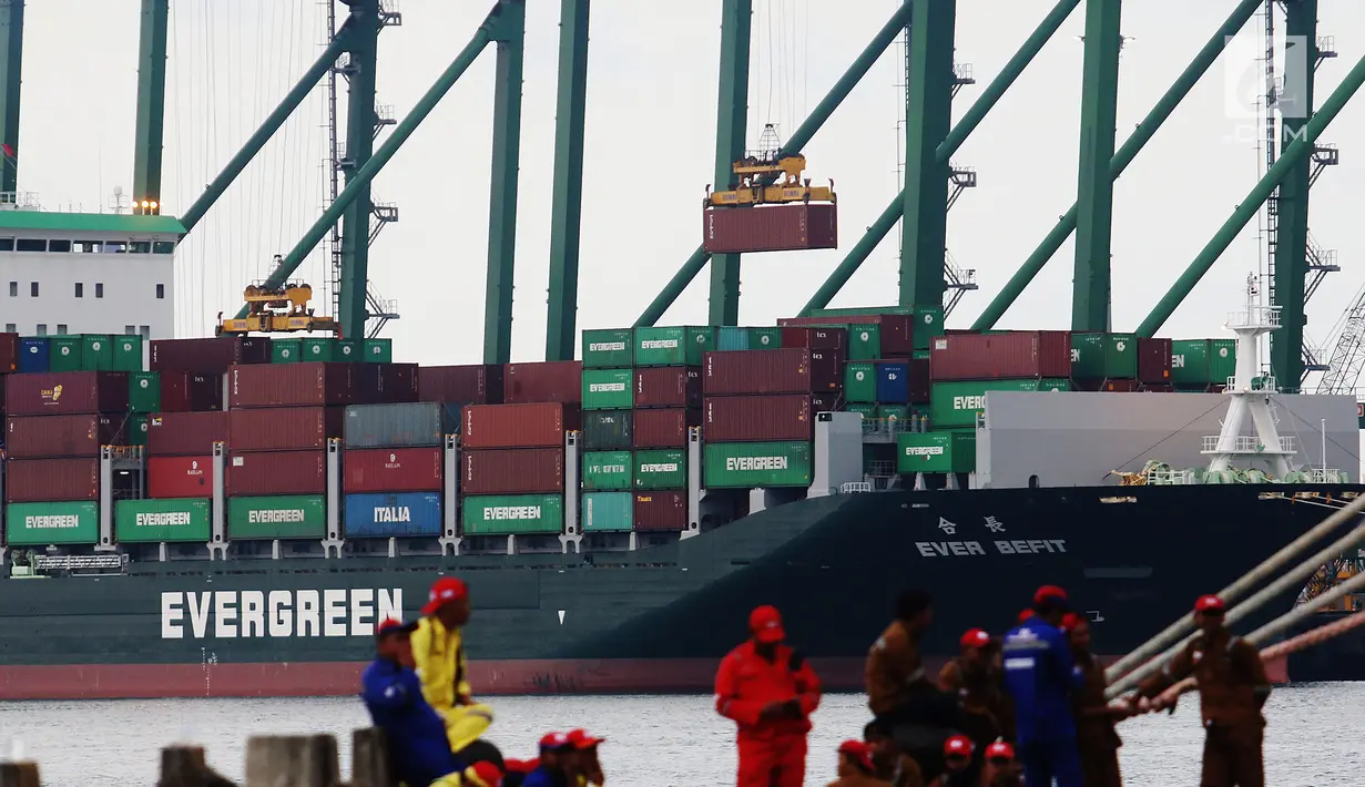 Aktivitas pekerja di pelabuhan Tanjung Priok, Jakarta Utara, Kamis (14/2). Pemerintah memperkirakan pertumbuhan impor tahun ini tidak akan seagresif tahun lalu. (Liputan6.com/Angga Yuniar)