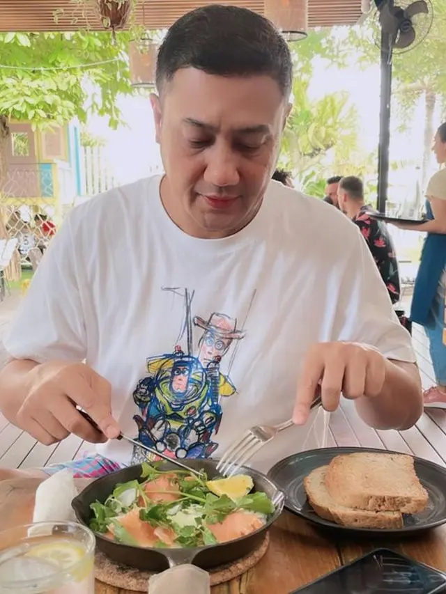 6 Potret Teuku Rafly dan Istri Liburan Berdua di Bali, Mesra Bak ABG Pacaran