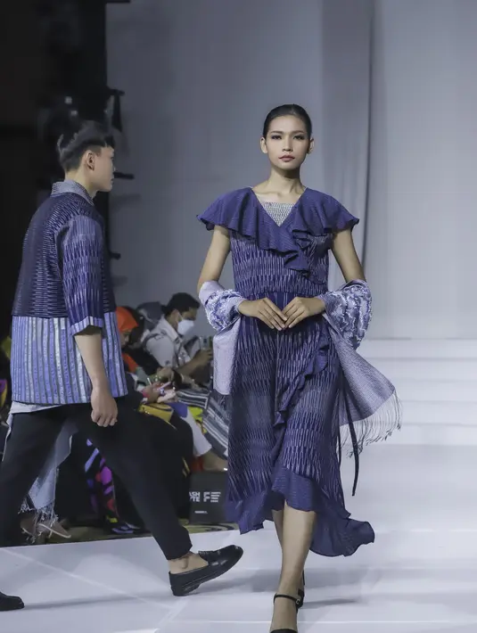 Siluet wrap dress dengan material tenun ikat Kediri yang anggun dalam warna biru royal. [JFT 2023]
