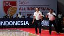 Pelatih Pelita Jaya, Johannis Winar memberikan instruksi kepada pemainnya saat laga gim ketiga final IBL All Indonesia 2024 melawan Satria Muda yang berlangsung di Hall Basket, Senayan, Jakarta, Sabtu (06/10/2024). Pelita Jaya menang dengan skor 75-70. (Bola.com/Bagaskara Lazuardi)