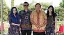 Saat nyekar, Annisa Pohan mengenakan batik sarimbit yang serasi dengan AHY dan anaknya, Aira. Annisa Pohan memadukan dress batik dengan kerudung brokat biru. [@annisayudhoyono]