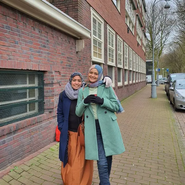 6 Potret Kebersamaan Amanda Rawles dan Sang Ibunda, Bak Kakak Adik