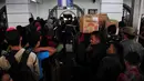 Jumat (18/7/14), stasiun Senen, Jakarta mulai dipadati para pemudik yang akan berangkat menuju sejumlah daerah di Pulau Jawa. (Liputan6.com/Johan Tallo)