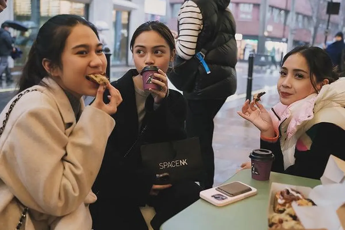 Tas kembar pink Azizah Salsha dan Nagita Slavina