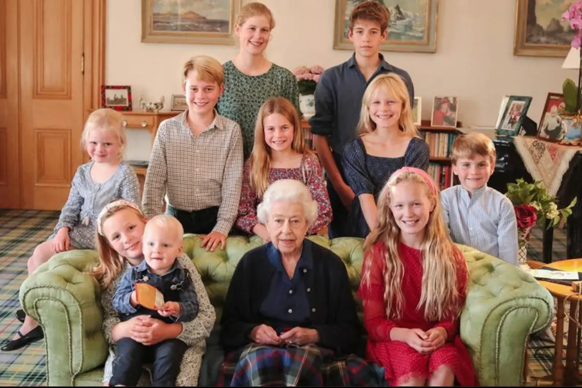 Foto keluarga Ratu Elizabeth II bersama cucu dan cicitnya yang termuda.