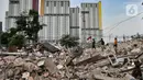 Anak-anak melintas di atas puing permukiman yang digusur di Delta Serdang, Kemayoran, Jakarta, Rabu (4/11/2020). Sebanyak 61 rumah yang dihuni sekitar 200 warga di RW 07 Delta Serdang rata dengan tanah usai digusur untuk proyek 6 Ruas Tol Dalam Kota rute Semanan-Sunter. (merdeka.com/Iqbal S Nugroho)