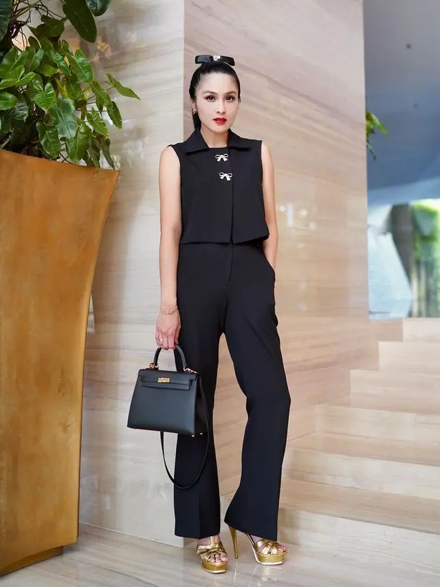 Sandra Dewi Mengenakan Tas Hermes. [@sandradewi88]