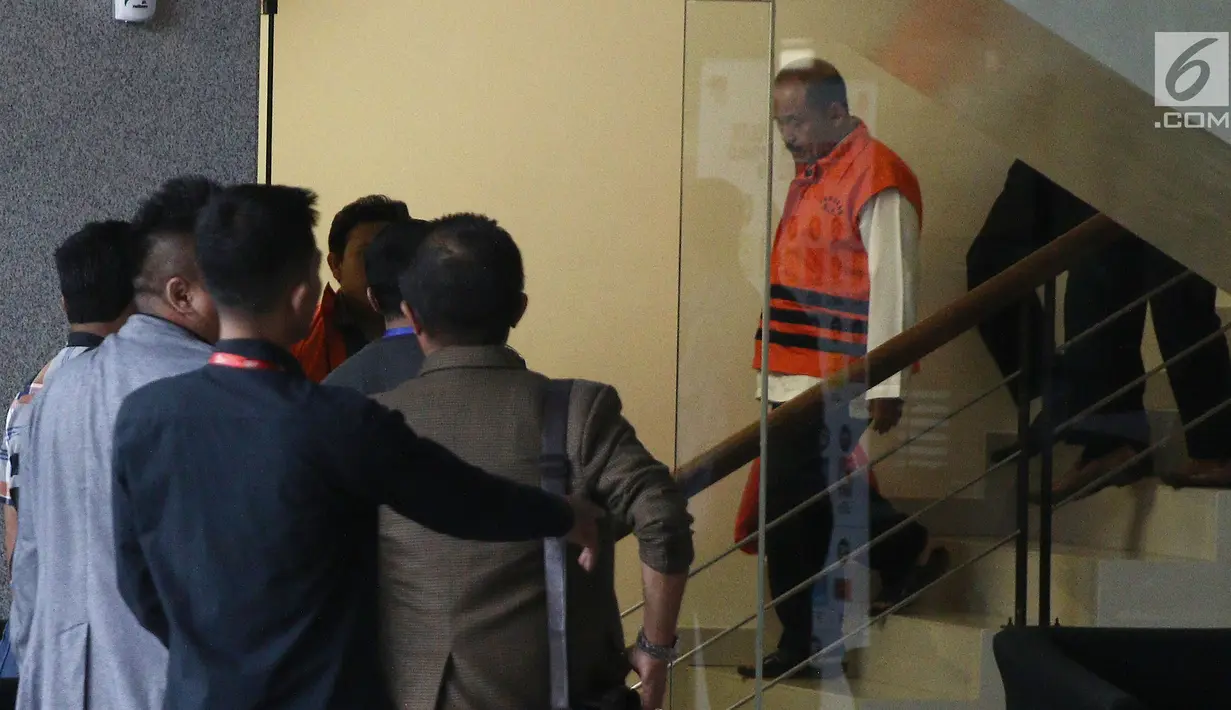 Kadis Pendidikan dan Kebudayaan Kabupaten Cianjur Cecep Sobandi usai menjalani pemeriksaan KPK, Jakarta, Kamis (13/12). Cecep ditangkap bersama Bupati Cianjur Irvan Rivano Muchtar. (Liputan6.com/Herman Zakharia)