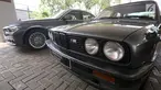 Sebuah mobil BMW seri 3 E30 generasi kedua (kanan) bersanding dengan BMW seri 3 terbaru di Jakarta, Rabu (17/10). Jelang perhelatan Indonesia Bimmerfest 2018 di Semarang penyelenggara menyediakan grand prize BMW seri 3 E30. (Liputan6.com/Fery Pradolo)