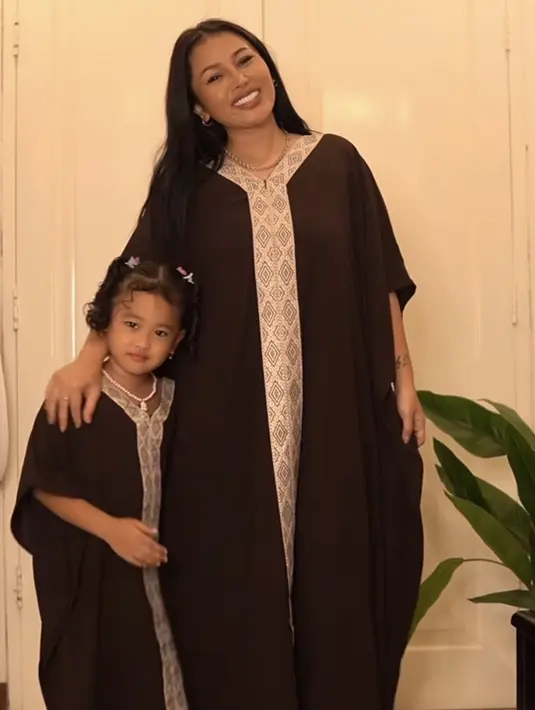 Mutia Ayu dan Gewa pun tampil serasi mengenakan kaftan warna hitam yang memiliki aksen bordiran di bagian leher dan depan. [@mutia_ayuu]