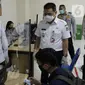 Menteri Perhubungan Budi Karya Sumadi (kedua kiri) mengecek kesiapan Terminal Bus Terpadu Pulo Gebang, Jakarta, Kamis (31/12/2020). Sebelumnya Menhub Budi Karya bersama Wagub DKI Jakarta Ahmad Riza Patria meresmikan sistem tiket elektronik Terminal Pulo Gebang. (Liputan6.com/Helmi Fithriansyah)