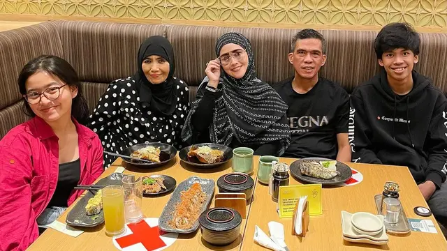 Jarang Tersorot, Ini 6 Momen Kebersamaan Meggy Wulandari dan Putra Sulungnya