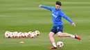 Gelandang West Ham United Declan Rice menghadiri sesi latihan di tempat latihan West Ham United di London timur, Rabu (13/4/2022). West Ham akan bertandang ke markas Lyon pada leg kedua perempat final Liga Europa di Stadion Groupama, Jumat 15 April pukul 02.00 WIB. (JUSTIN TALLIS / AFP)