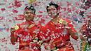 Ganda putra Indonesia, Leo Rolly Carnando (kiri) dan Daniel Marthin berpose di podium kemenangan setelah mengalahkan Kim Astrup dan Anders Skaarup Rasmussen dari Denmark pada final turnamen bulu tangkis Indonesia Masters di Jakarta, 28 Januari 2024. (ADEK BERRY/AFP)