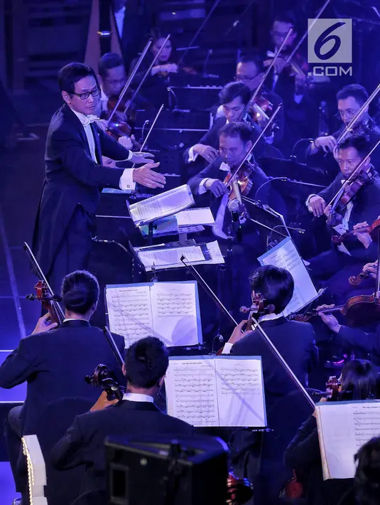 Konduktor Musik Addie MS memimpin pertunjukan konser outdoor bertema Symphony Under The Stars di Lippo Mall Kemang, Jakarta, Sabtu (28/7). Movie Fest merupakan tema musik yang akan ditampilkan pada kegiatan musik kali ini. (Liputan6.com/Fery Pradolo)