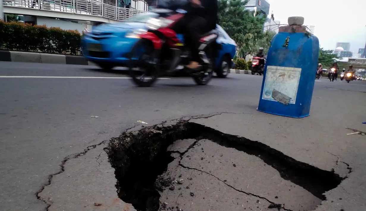 Sebuah lubang besar menganga di depan Wisma Bakrie di jalan HR Rasuna Said, Jakarta, (12/8/2014). (Liputan6.com/Faizal Fanani)