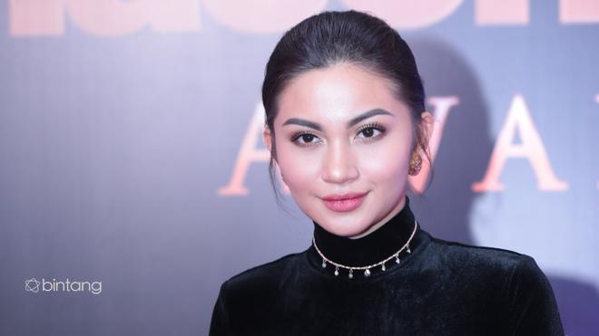 Ariel Tatum Merokok Semua Baju  dan  Celananya  Bolong 