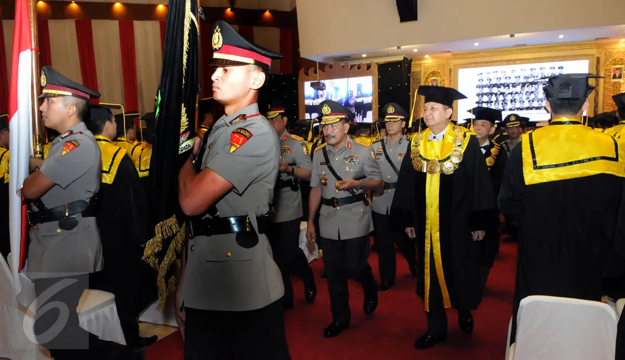 Kapolri Jenderal Badrodin Haiti usai memimpin acara Dies Natalis PTIK ke-70 di Auditorium PTIK, Jakarta, Jumat (17/6). Sebagain besar dari wisudawan merupakan perwira pertama dan menengah Polri berpangkat AKP dan Kompol. (Liputan6.com/Helmi Afandi)
