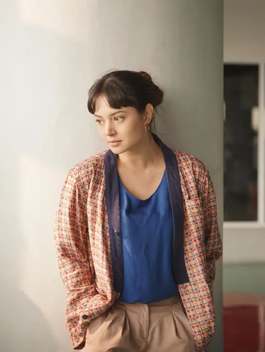 "Yang penting foundation sama bedak senada aja jangan sampai belang sama warna kulit. Kalau lipstik aku eksperimen aja yang penting pede (percaya diri)," tuturnya.  (Instagram/aurelie)