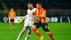 Pemain AC Milan Theo Hernandez (kiri) berebut bola dengan pemain Lecce Lorenzo Colombo pada pertandingan sepak bola Liga Italia di Lecce, Italia, 14 Januari 2023. Pertandingan berakhir imbang dengan skor 2-2. (Giovanni Evangelista /LaPresse via AP)