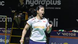 Felisha Pasaribu melakukan selebrasi usai mendapatkan poin saat bertanding pada babak 32 besar Indonesia Masters 2026 melawan wakil Denmark di Istora Senayan, Jakarta, Rabu (21/1/2026) siang. (Bola.com/Abdul Aziz)