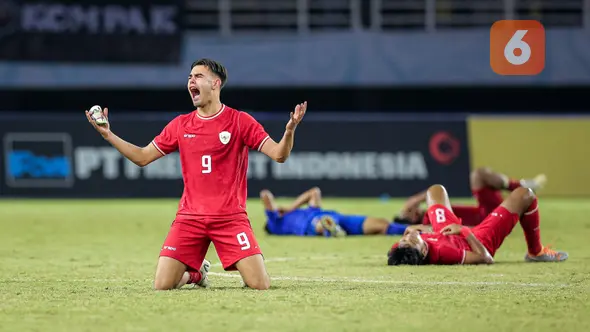 <p>Selebrasi kemenangan pemain Timnas Indonesia U-19, Jens Raven setelah berakhirnya laga final Piala AFF U-19 2024 menghadapi Thailand di Stadion Gelora Bung Tomo, Surabaya, Senin (29/7/2024). (Bola.com/Bagaskara Lazuardi)</p>