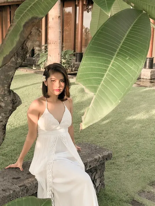 Di kesehariannya saat bersantai atau berlibur, Tiwi tentunya memilih busana yang nyaman. Namun ia tetap mengenakan warna putih sebagai gaya penampilannya. Kali ini dara 34 tahun ini tampil santai, tapi tetap elegan dengan busana putih panjang. (Liputan6.com/IG/tentangtiwi)
