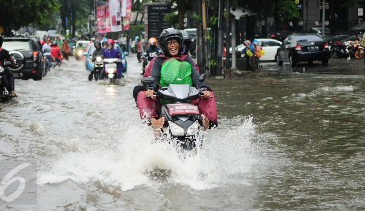 Pengendara motor menerobos banjir yang menggenangi jalan di kawasan Kemang, Jakarta, Selasa (4/10). Hujan deras yang mengguyur Jakarta dan meluapnya kali Krukut menyebabkan wilayah Kemang kembali terendam banjir. (Liputan6.com/Gempur M Surya)