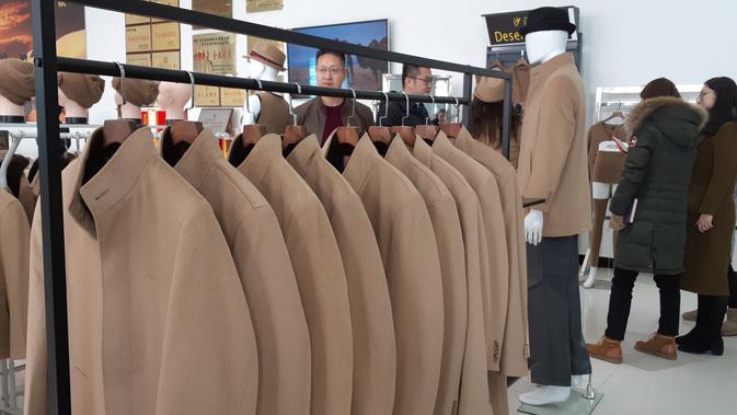 Toko workshop di pabrik industri garmen berbasis bulu unta berkualitas ekspor yang dipimpin oleh pria beretnis Uighur di Wuqia, Xinjiang (Rizki Akbar Hasan / Liputan6.com)