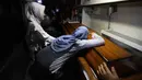 Keluarga salah satu korban kecelakaan kereta api, yang melibatkan KA Argo Bromo Anggrek dan KRL Commuter Line di Stasiun Bekasi Timur, tidak kuasa menahan kesedihan saat mendampingi jenazah yang sudah teridentifikasi di Rumah Sakit Polri Kramat Jati, Jakarta Timur, Selasa (28/4/2026). (Kapanlagi.com/Budy Santoso)