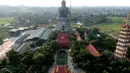 Foto udara pada 18 Mei 2019 memperlihatkan patung Buddha raksasa yang sedang dibangun di pagoda Khai Nguyen di distrik Son Tay, pinggiran Hanoi. Pengerjaan patung Buddha setinggi 72 meter ini dimulai pada 2015 dan diperkirakan selesai dalam lima tahun mendatang. (Photo by Manan VATSYAYANA/AFP)