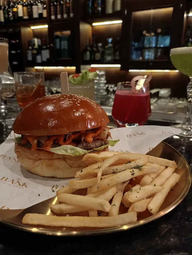 The Bank Jadi Destinasi Nongkrong Baru dengan Burger Andalan Selepas Pulang Kerja