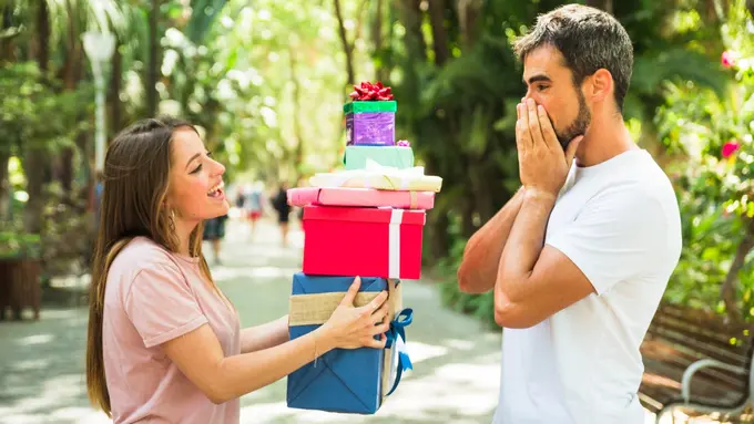 Ilustrasi istri beri kado kejutan ulang tahun suami